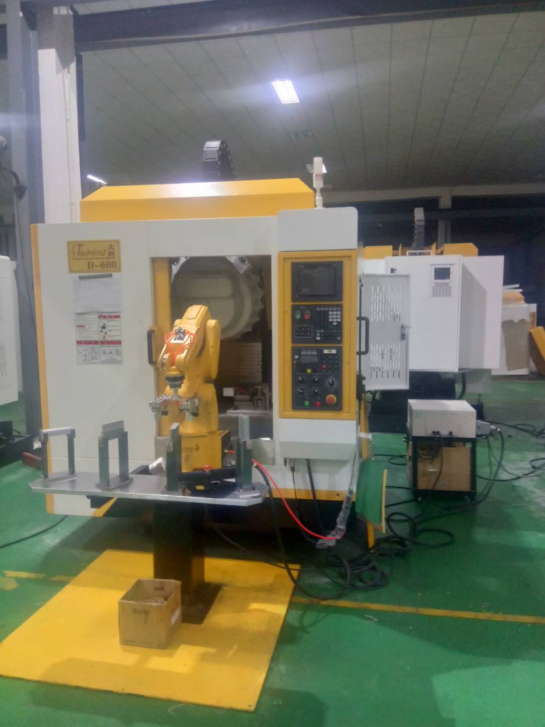高速鉆孔攻牙機D-600 (帶機械手，全自動上下料）